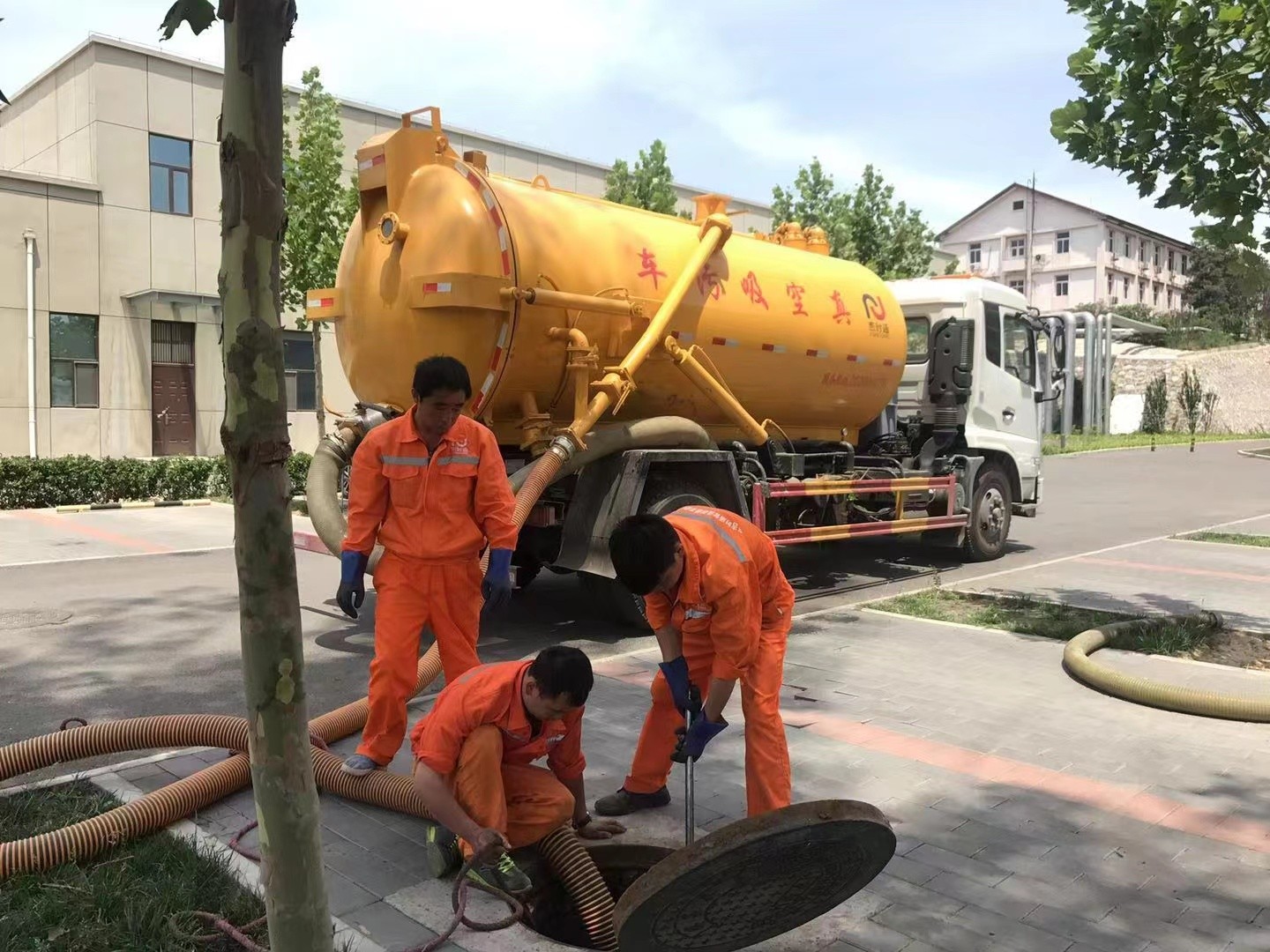 陇川管道疏通车停在窨井附近