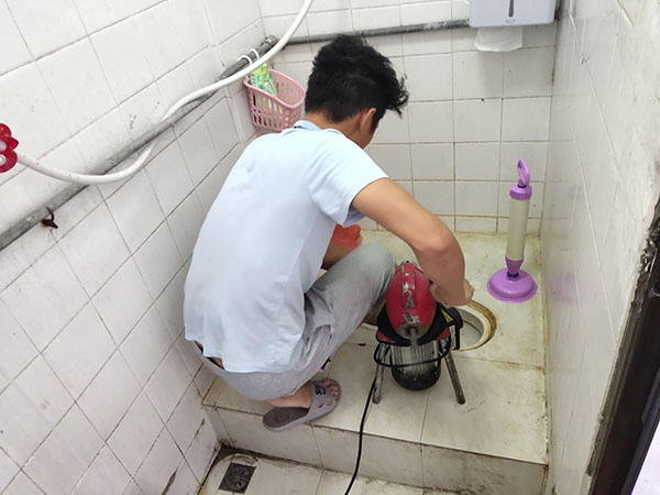 陇川肥皂掉到马桶里把马桶堵住了怎么办？马桶堵住了怎么办