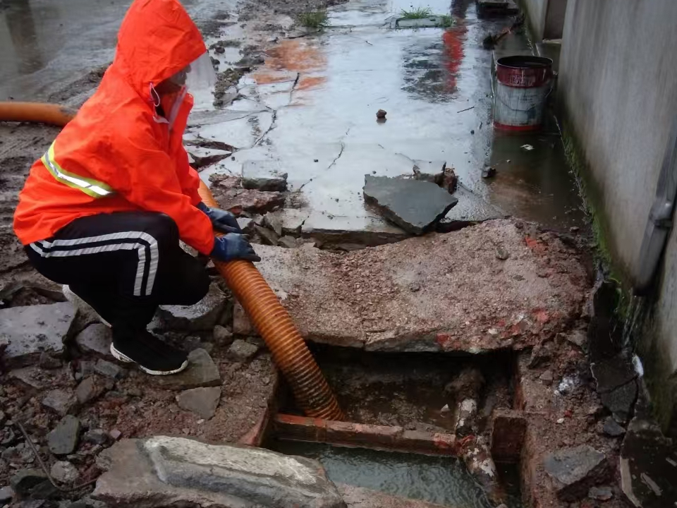 陇川专业清理污水池 炜誉市政以规范流程守护城市 “肠道”